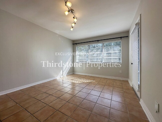 Building Photo - 2855 Lydia St