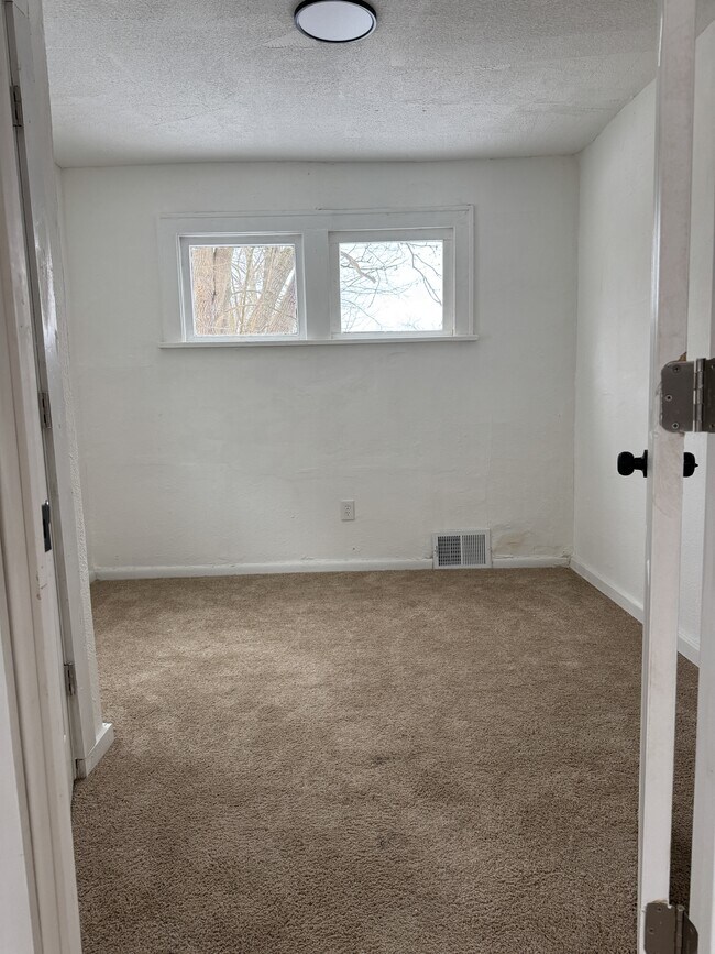 Building Photo - 10414 Nelson Ave