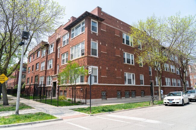 Foto del edificio - Uptown - English Garden, 1 Bed / 1 Bath - Central Heat & AC
