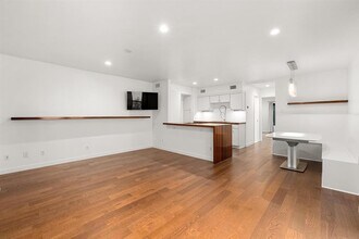 Building Photo - 505 W 7th St