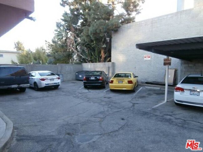 Foto del edificio - 1025 N San Vicente Blvd