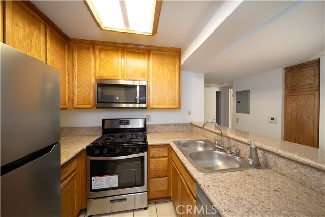 Foto del edificio - 5325 Newcastle Ave