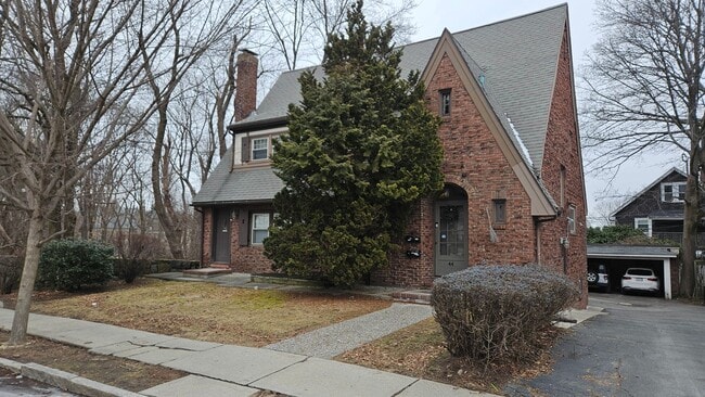 Foto del edificio - Live Next Door to BC! 6bd/2.5bath available for 8/31/2027!