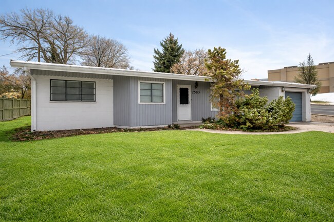 Foto del edificio - Beautiful Newly Renovated 3 Bed - 1 Bath Pet Friendly Home in Bountiful! Available NOW!