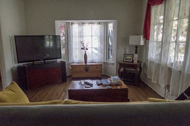 living room - 1630 Franklin St