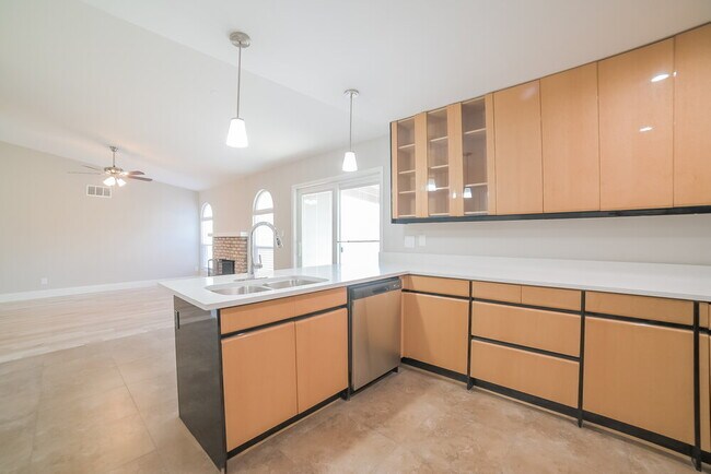 Foto del edificio - 631 W Lindner Ave