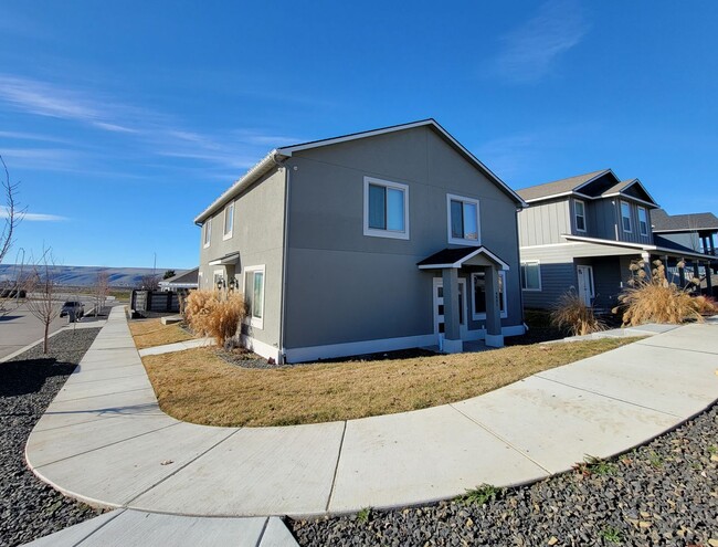 Building Photo - Newer Home Close to freeway access