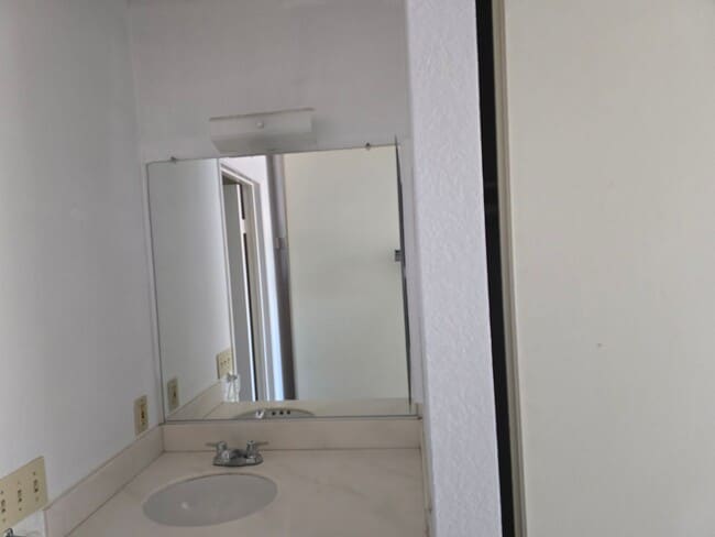 Building Photo - 2 Bed 2 Bath Condo