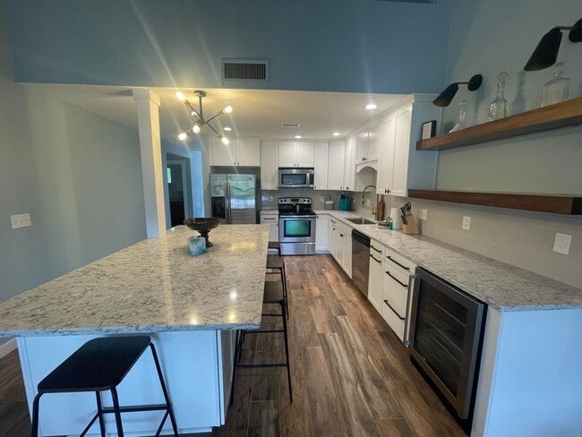 Building Photo - 300 Yacht Club Dr