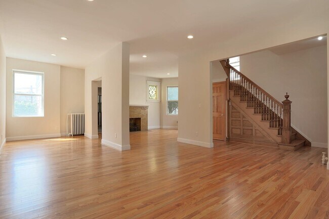 Foto del edificio - 121-123 Hauxhurst Ave