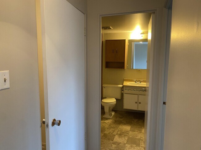 Photo du bâtiment - 999 Bowen Rd