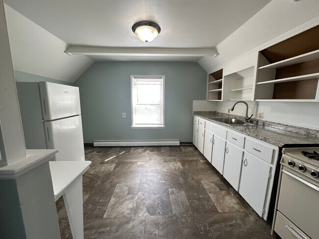 Foto del edificio - Two Bedroom Upper Unit!