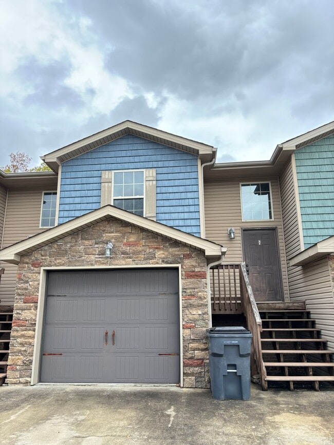 Foto del edificio - Townhome for rent near post!