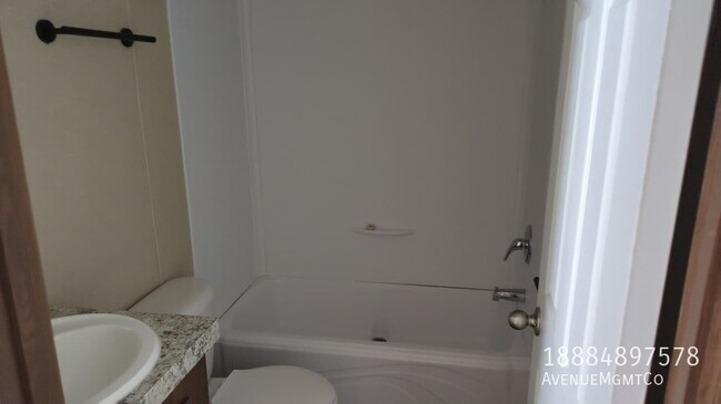 Foto del edificio - 323 Old Tavern Ln