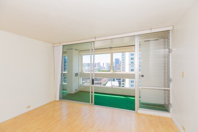 Building Photo - 1212 1560-1598 S Beretania St