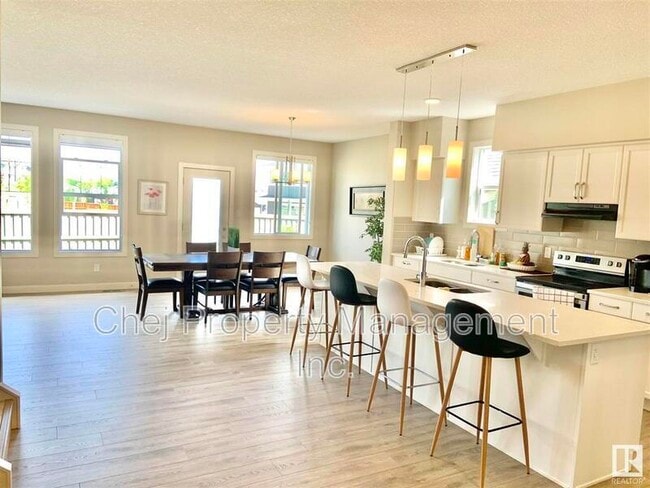 Photo du bâtiment - 21936-21986 86 Ave NW