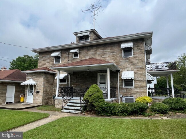 Building Photo - 1125 Pkwy Ave-