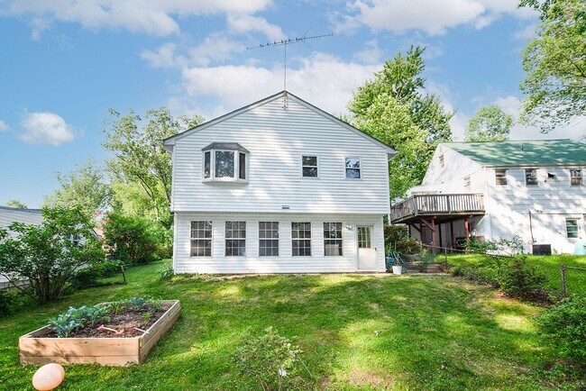 Building Photo - Beautiful 4 Bedroom Home Located in the He...