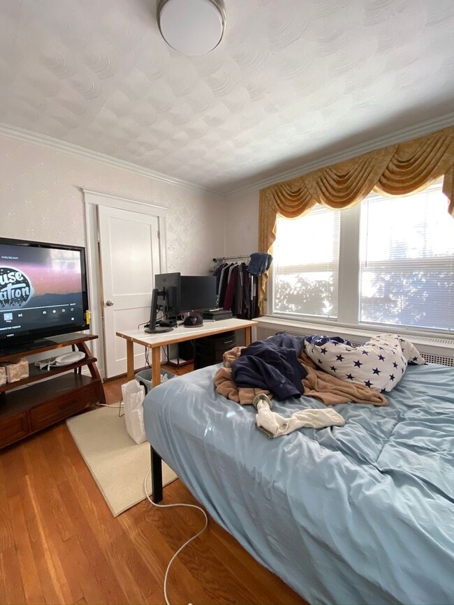 Building Photo - 5Br/2.5Bth, walking distance to Boston College.