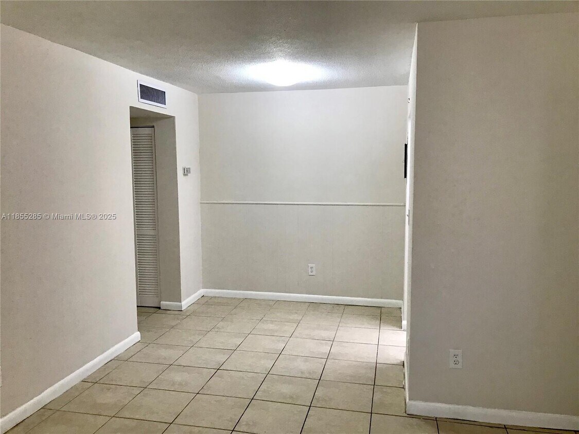 Foto del edificio - 15700 NW 2nd Ave