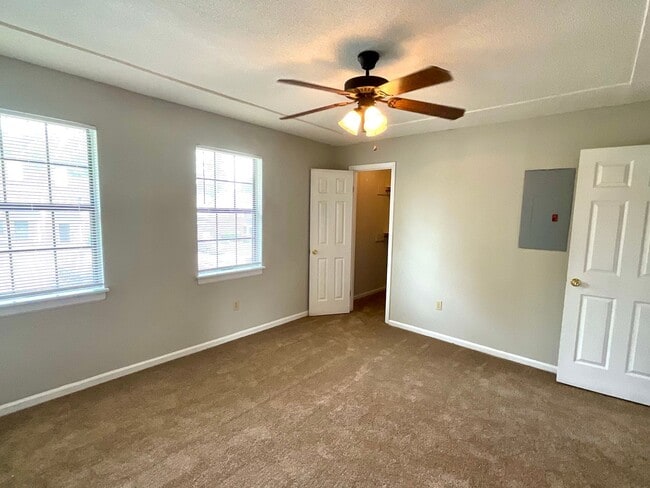 Building Photo - 3932 Miramar Ct