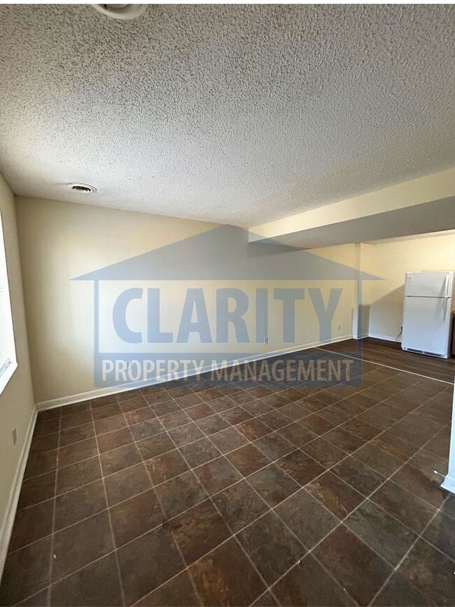 Building Photo - Two bedroom apt near Cleveland State Commu...