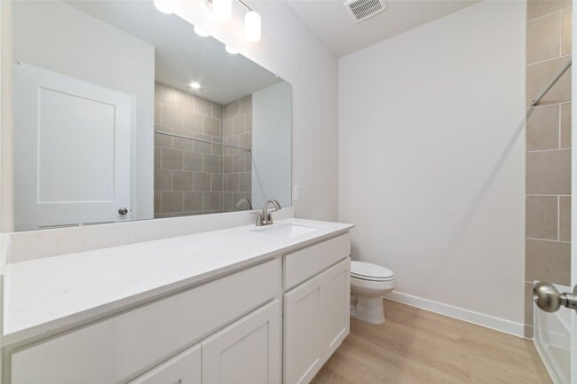 Building Photo - 5831 Westwood Shr Dr