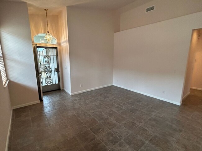 Building Photo - **SHOWING FRIDAY 4/10 @ 11:30 am-12:30pm & SATURDAY 4/11 @ 11am-12pm**