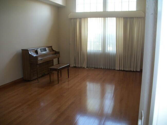 Building Photo - Large 4 Bed 2 Bath in Bonita