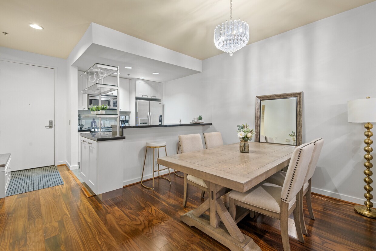 Foto principal - 585 N Rossmore Ave