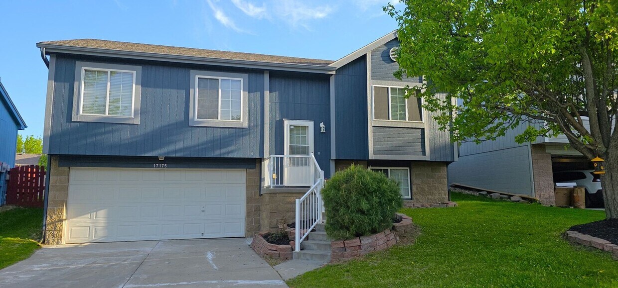 Foto principal - Charming 3BR House in Omaha