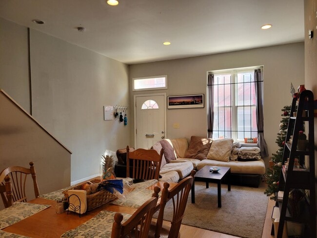 Building Photo - Spacious 6-Bedroom Townhouse At Temple Uni...