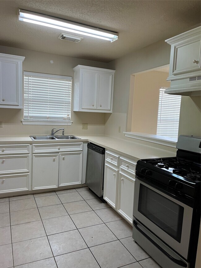 Building Photo - 321 Holiday St