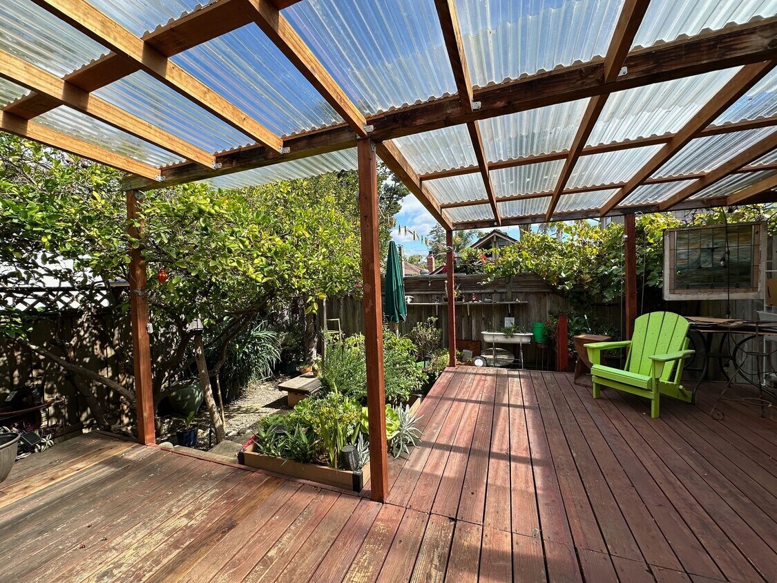 Primary Photo - 3 Bedroom in Seabright! Walk to the beach!