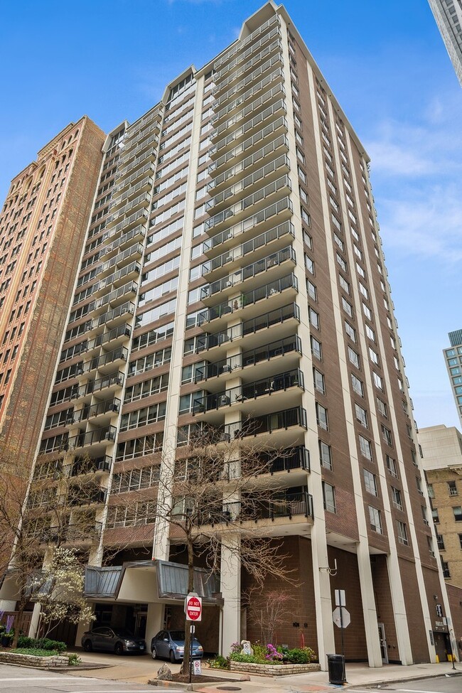 Building Photo - 201 E Chestnut St