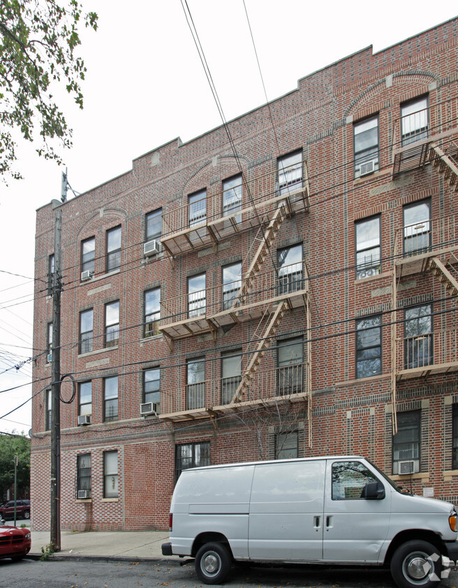 Building Photo - J & P Mansion