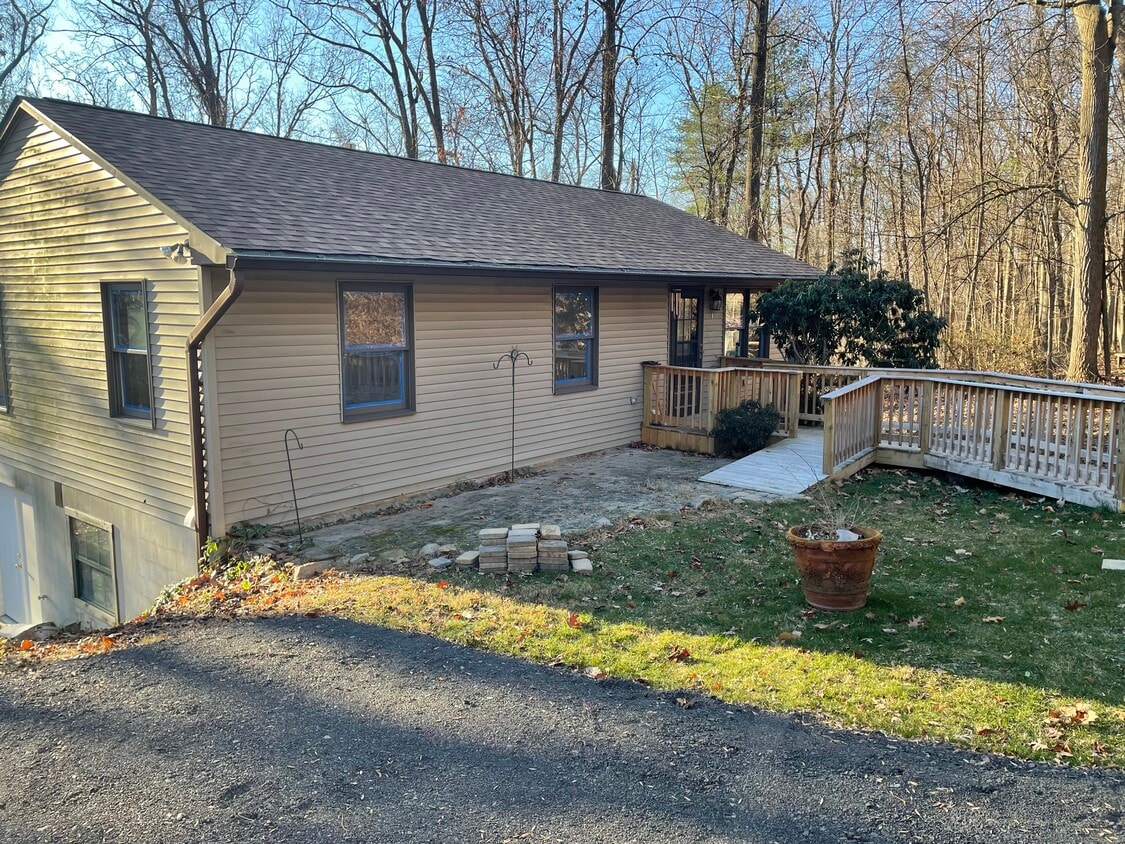 Front - 120 Mountain Rd