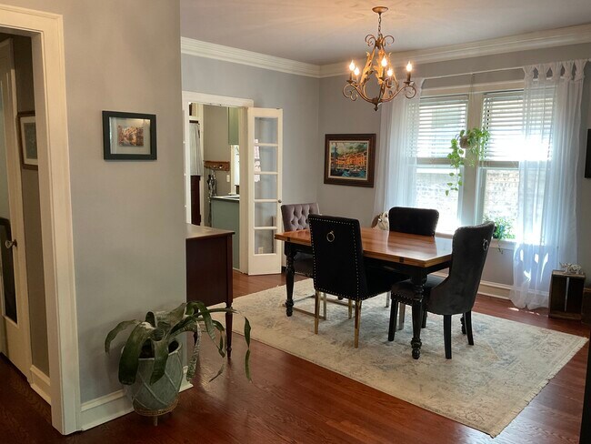 Vista del comedor hacia la cocina. - 825 Forest Ave