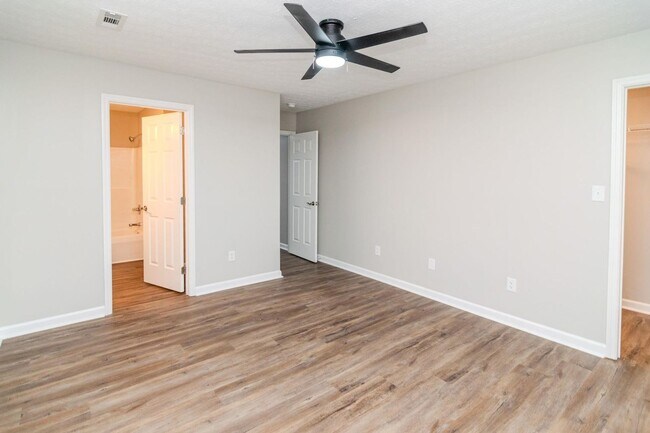 Building Photo - Beautifully updated 3 bedroom, 2.5 bath townhouse in a fantastic Lexington location!