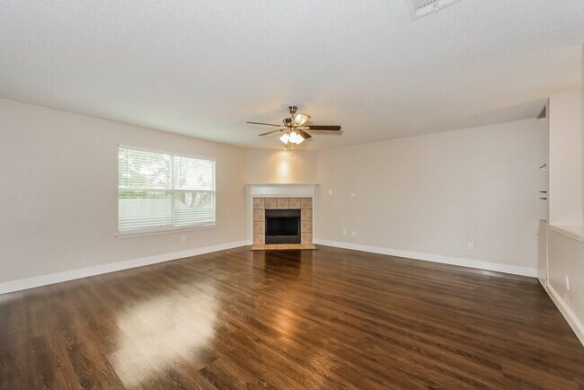 Foto del edificio - 7912 Whitney Ln