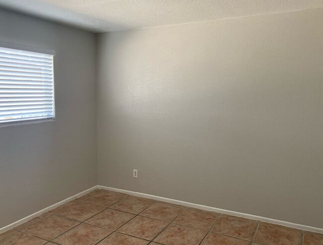 Building Photo - 1319 E Vista Ave