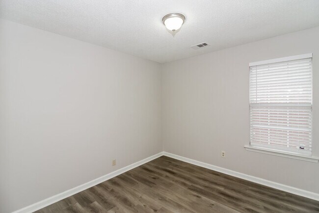 Building Photo - 7558 Fox Hunt Dr E
