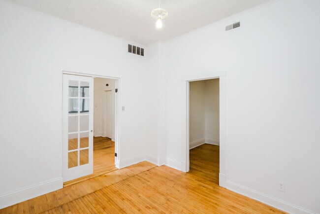 Building Photo - 2557w W Fullerton Ave