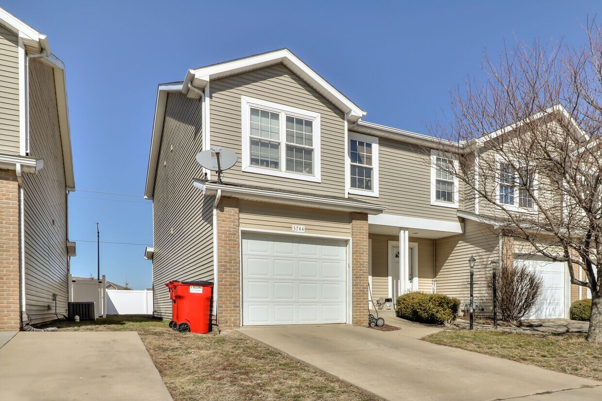 3 bedroom, 3.5 bath condo - AVAILABLE AUGUST - 3 bedroom, 3.5 bath condo -  AVAILABLE AUGUST