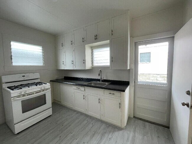 Foto del edificio - MCCULLY cottage (back) 2/1/2+den, W/D, A/C