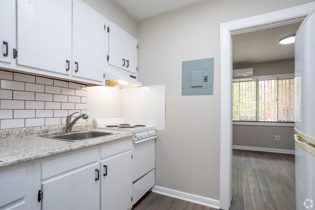 Building Photo - 206 S Elm St