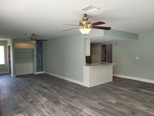 Foto del edificio - 4902 Tudor Dr