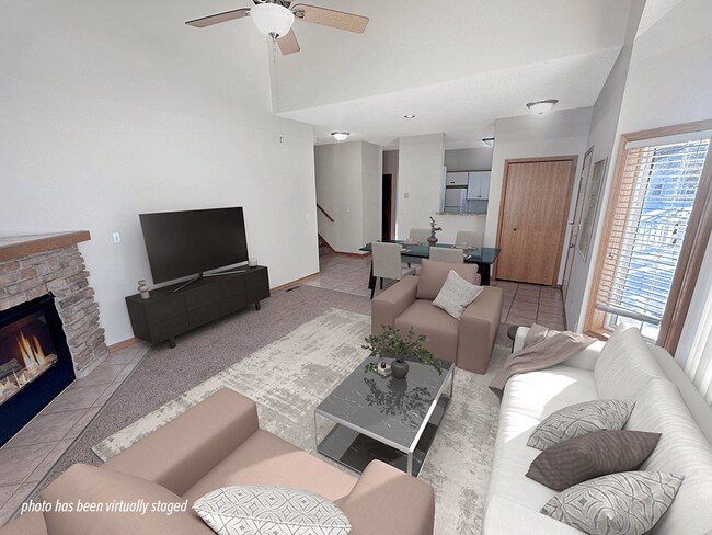 Entrada privada en cada hogar - Crystal Bay Townhomes