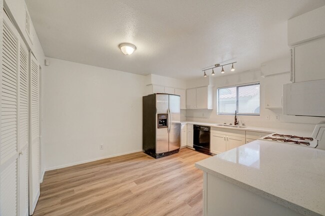 Building Photo - Beautifully remodeled ground-floor, 2 bed ...