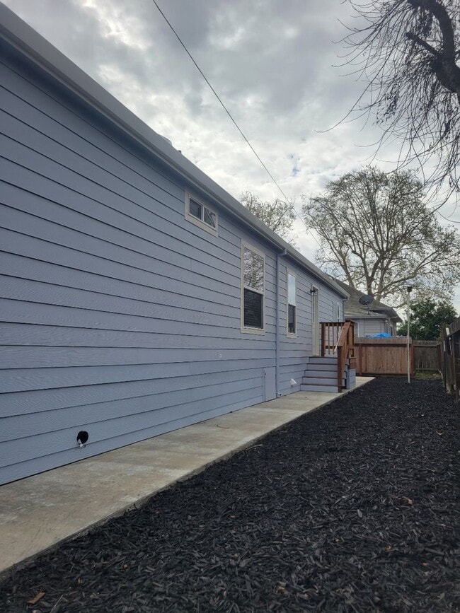 Building Photo - Available soon! 2 bed/2 bath Close to Downtown Lodi